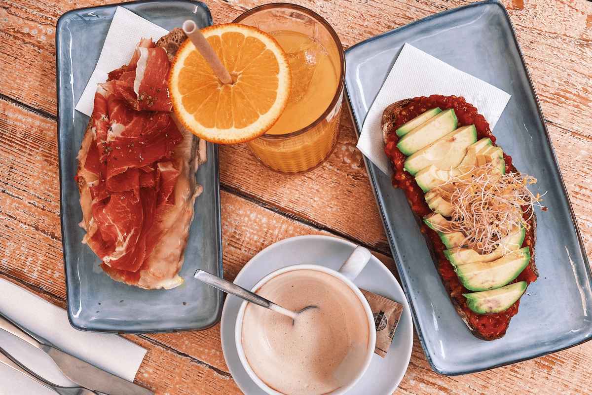 Brunch con cocktail e toast