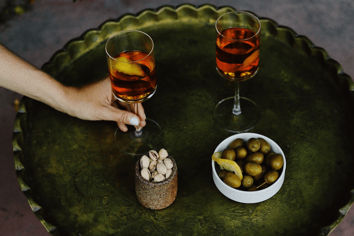 Ora dell'aperitivo con cocktail e olive su un tavolo di bronzo