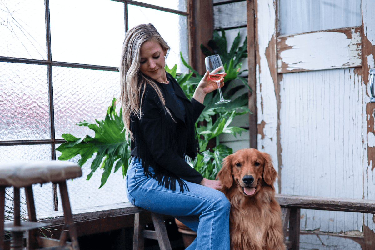 Ragazza con in mano un cocktail di primavera