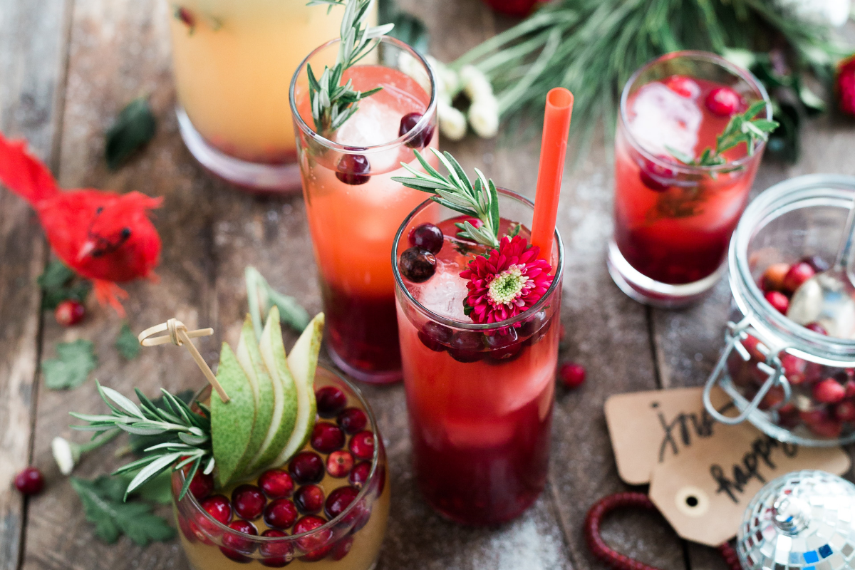 Cocktail natalizi su un tavolo imbandito per Natale.