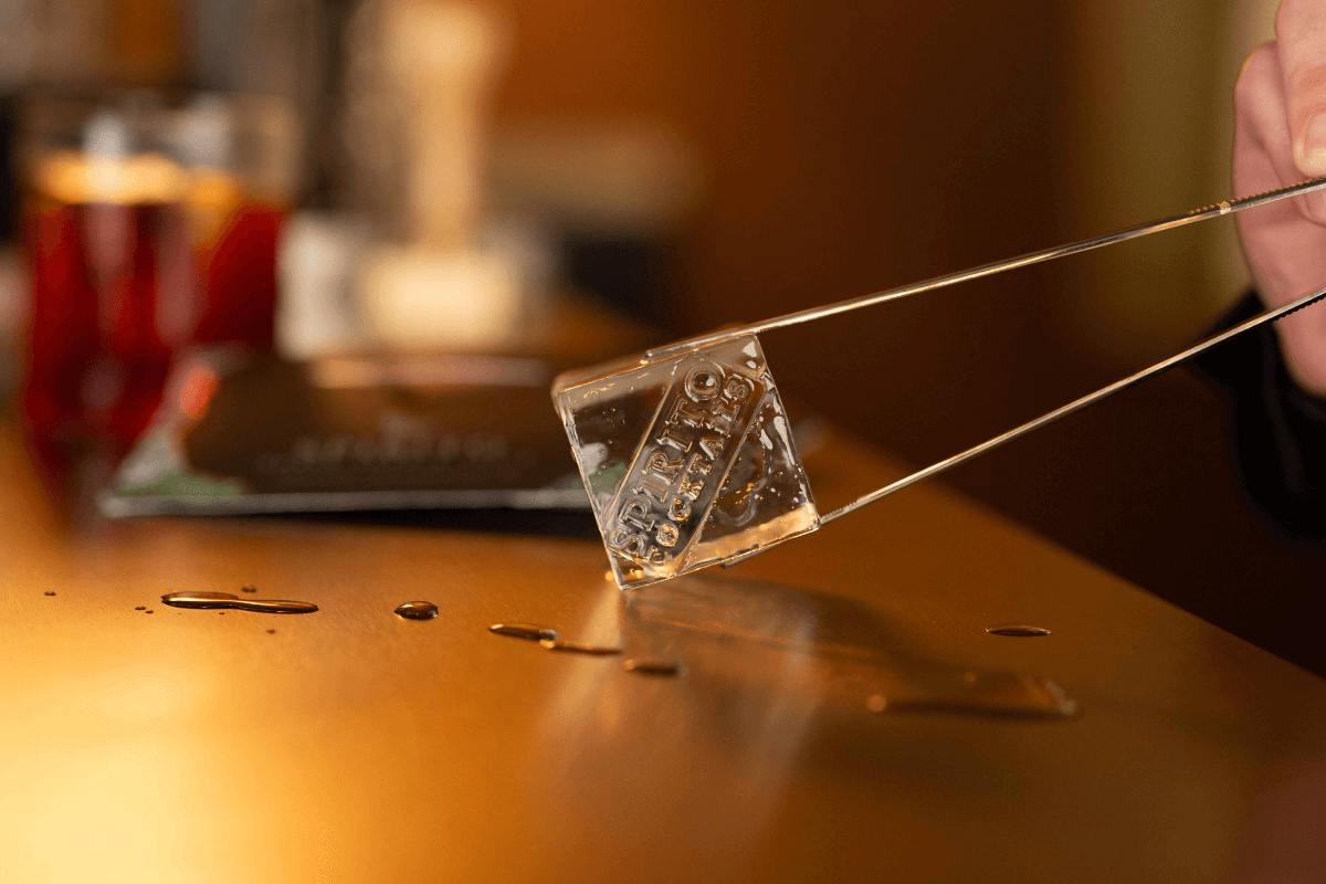 Cubo di ghiaccio trasparente utilizzato nei cocktail.