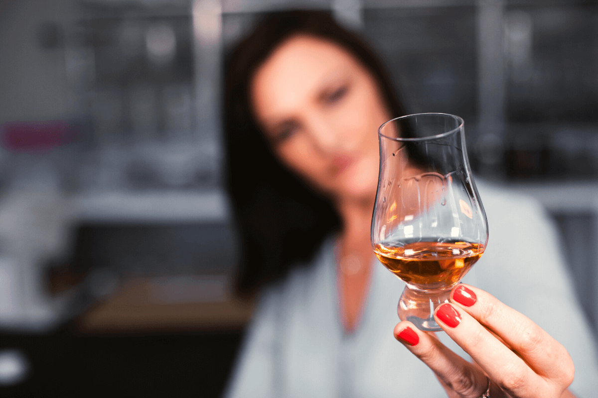 Ragazza che assaggia uno dei liquori e distillati Spirito Cocktails