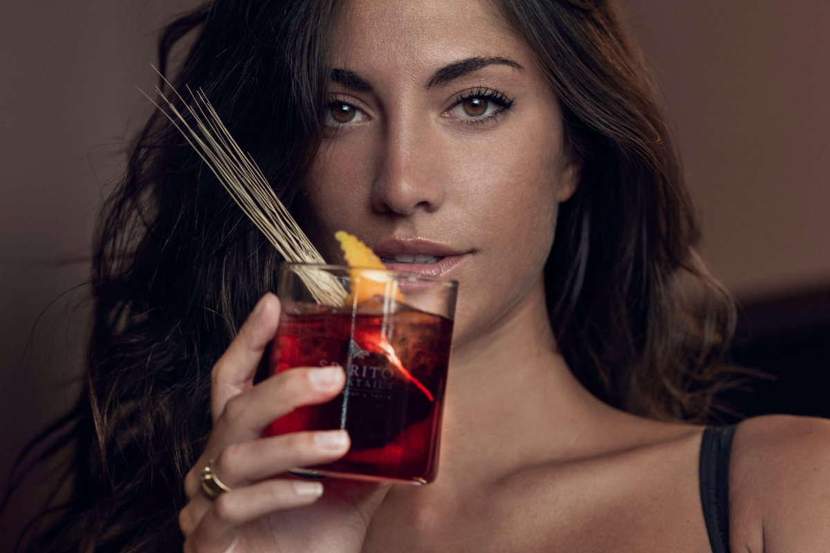 Ragazza con un cocktail negroni