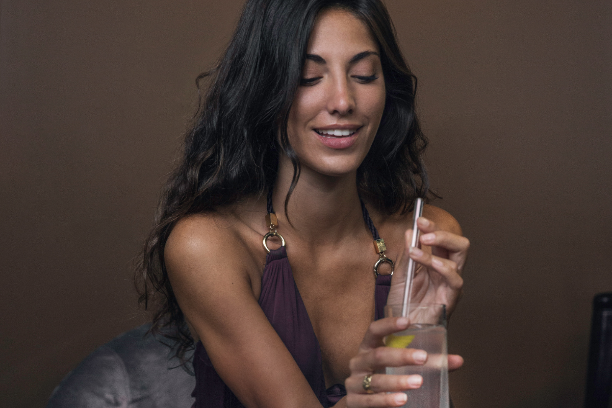 Ragazza beve un vodka sour