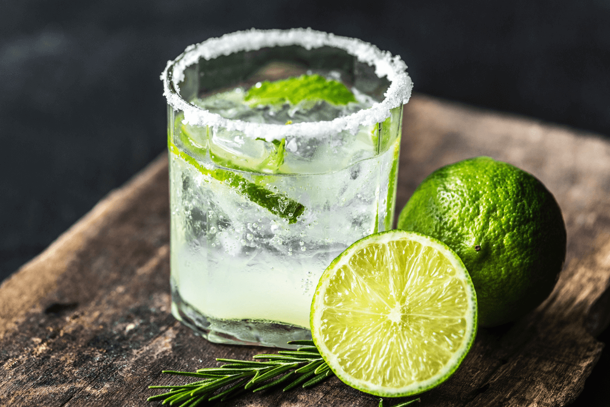 Margarita cocktail con lime tagliato